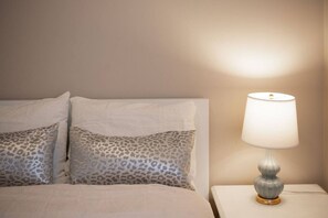 3 bedrooms, desk, iron/ironing board, free WiFi - Cozy 3 Bedrooms Suite –Near Airport & shops (Vancouver)