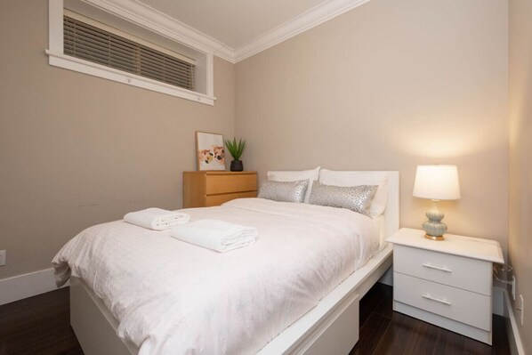 3 bedrooms, desk, iron/ironing board, free WiFi