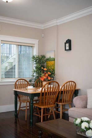 Dining - Cozy 3 Bedrooms Suite –Near Airport & shops (Vancouver)