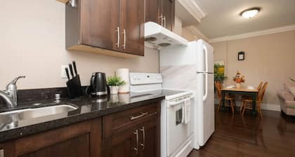 Cozy 3 Bedrooms Suite âNear Airport & shops