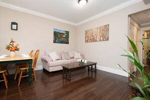 TV - Cozy 3 Bedrooms Suite –Near Airport & shops (Vancouver)