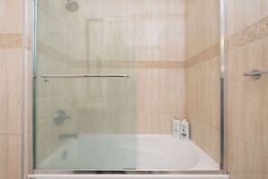 Hair dryer, towels, soap, shampoo - Cozy 3 Bedrooms Suite –Near Airport & shops (Vancouver)