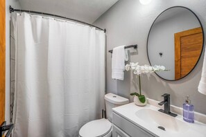 Towels - Urban Gated Studio Near Downtown Houston and NRG (Houston)