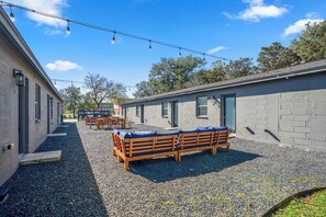 Outdoor dining - Urban Gated Studio Near Downtown Houston and NRG (Houston)