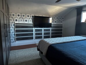 3 slaapkamers, een bureau, een strijkplank/strijkijzer, reisbedje