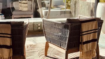 Zimmer, 1 Schlafzimmer, eigener Pool, Bergblick | Terrasse/Patio