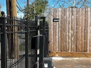 Property grounds - Two-Story 2BR Home with King Beds Near Downtown, Full Kitchen, WiFi & Easy Access (Houston)