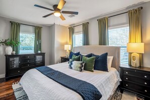 Iron/ironing board, WiFi, bed sheets - Two-Story 2BR Home with King Beds Near Downtown, Full Kitchen, WiFi & Easy Access (Houston)