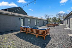 Outdoor dining - Stylish Studio minutes from Downtown, near top attractions with easy parking and self check-in (Houston)