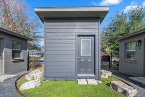 Exterior detail - Stylish Studio minutes from Downtown, near top attractions with easy parking and self check-in (Houston)