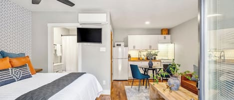 Tabla de planchar con plancha, wifi y ropa de cama