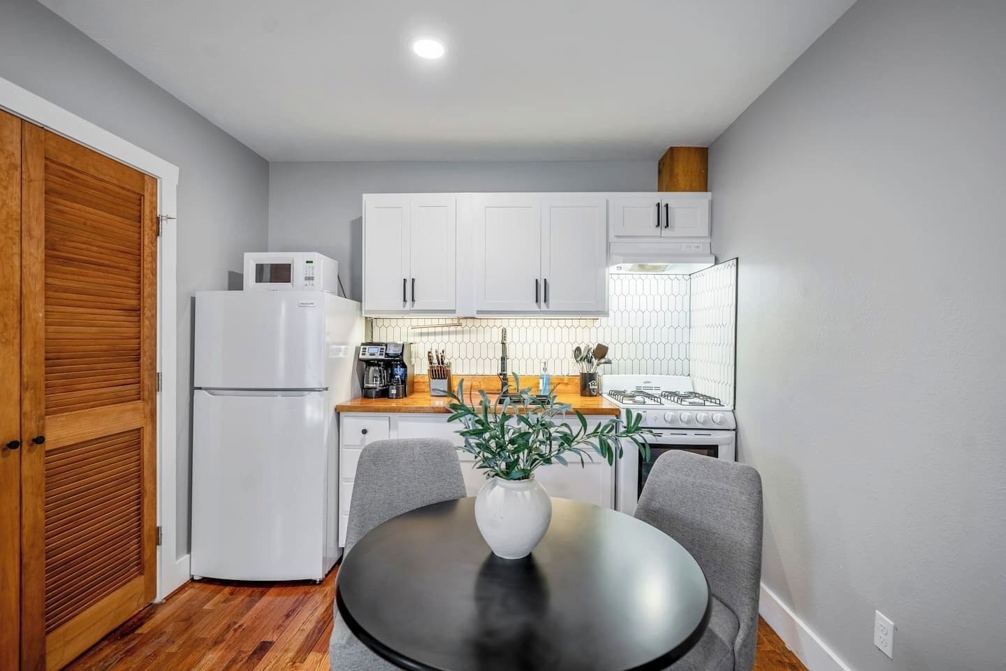 Geladeira, micro-ondas, fogão, cooktop