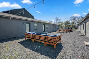 Outdoor dining - Comfortable Houston hideaway near Downtown and attractions with fast WiFi, parking (Houston)