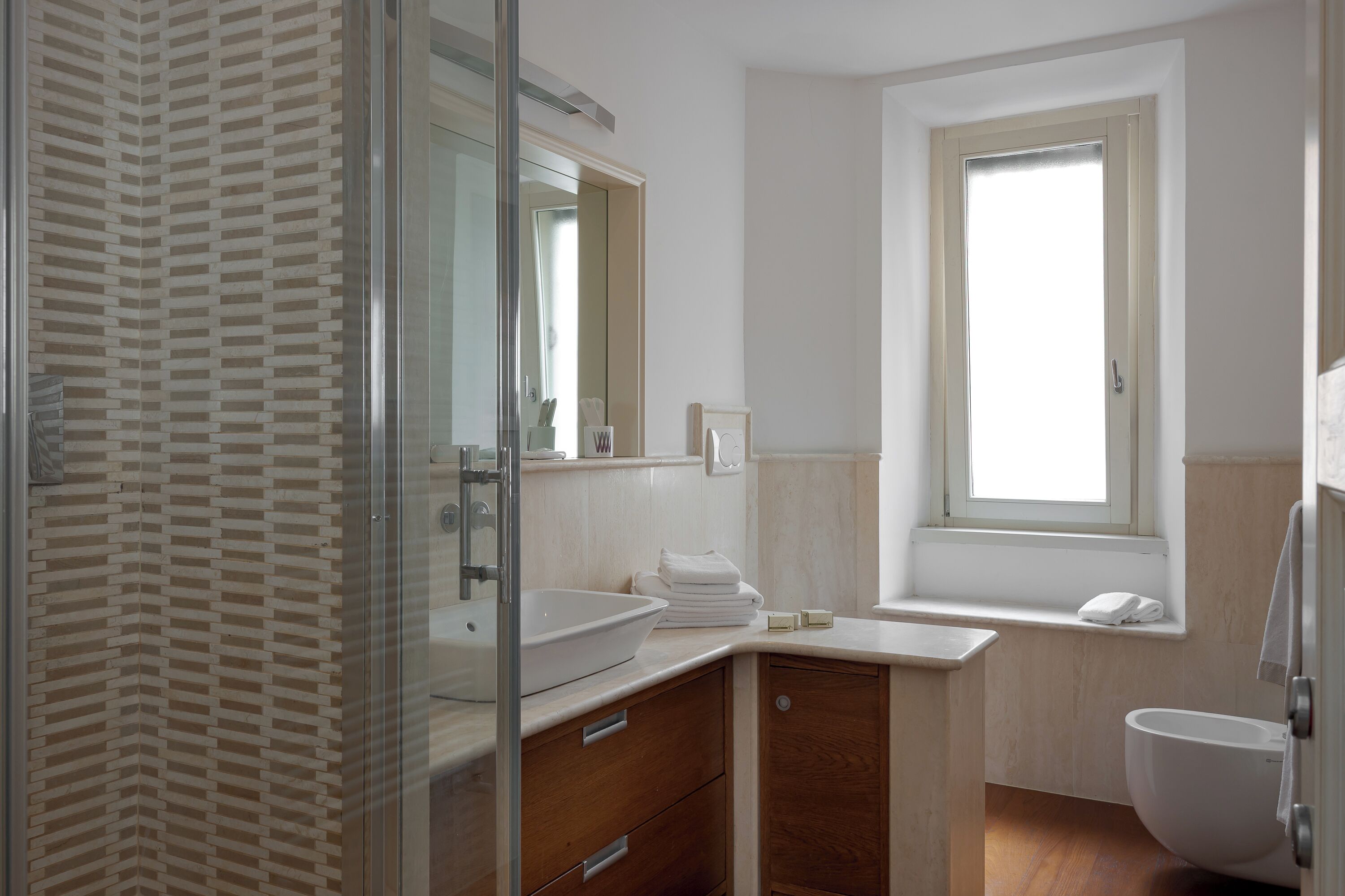 Dutxa, bidet, tovalloles i sabó 