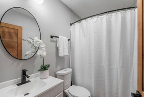 Towels - Private gated studio near Downtown Houston, Med Center & NRG with fast WiFi and parking (Houston)