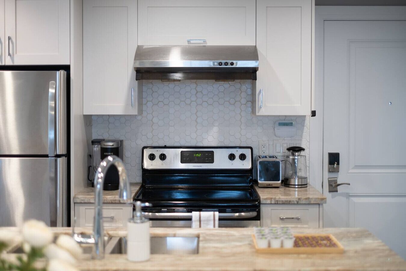 Refrigerador, microondas, horno, placa de cocina