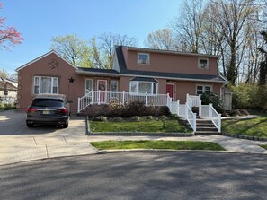 Exterior - Cozy 2-bedroom apartment in quaint South Amboy with AC (South Amboy)