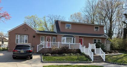 Cozy 2-bedroom apartment in quaint South Amboy with AC