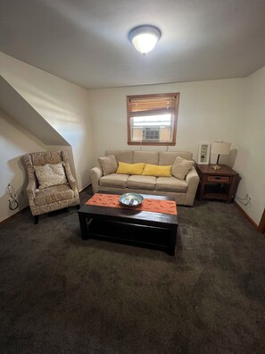 Smart TV - Cozy 2-bedroom apartment in quaint South Amboy with AC (South Amboy)