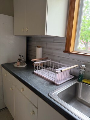 Private kitchen - Cozy 2-bedroom apartment in quaint South Amboy with AC (South Amboy)