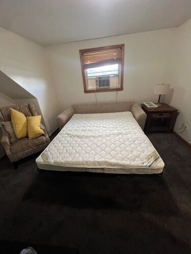 Cozy 2-bedroom apartment in quaint South Amboy with AC