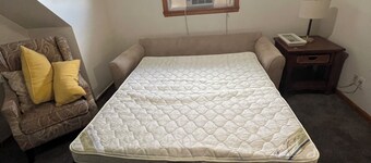 Cozy 2-bedroom apartment in quaint South Amboy with AC