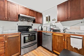 Fridge, microwave, oven, stovetop - Cozy 2BR Suite Near White Rock Beach (Surrey)
