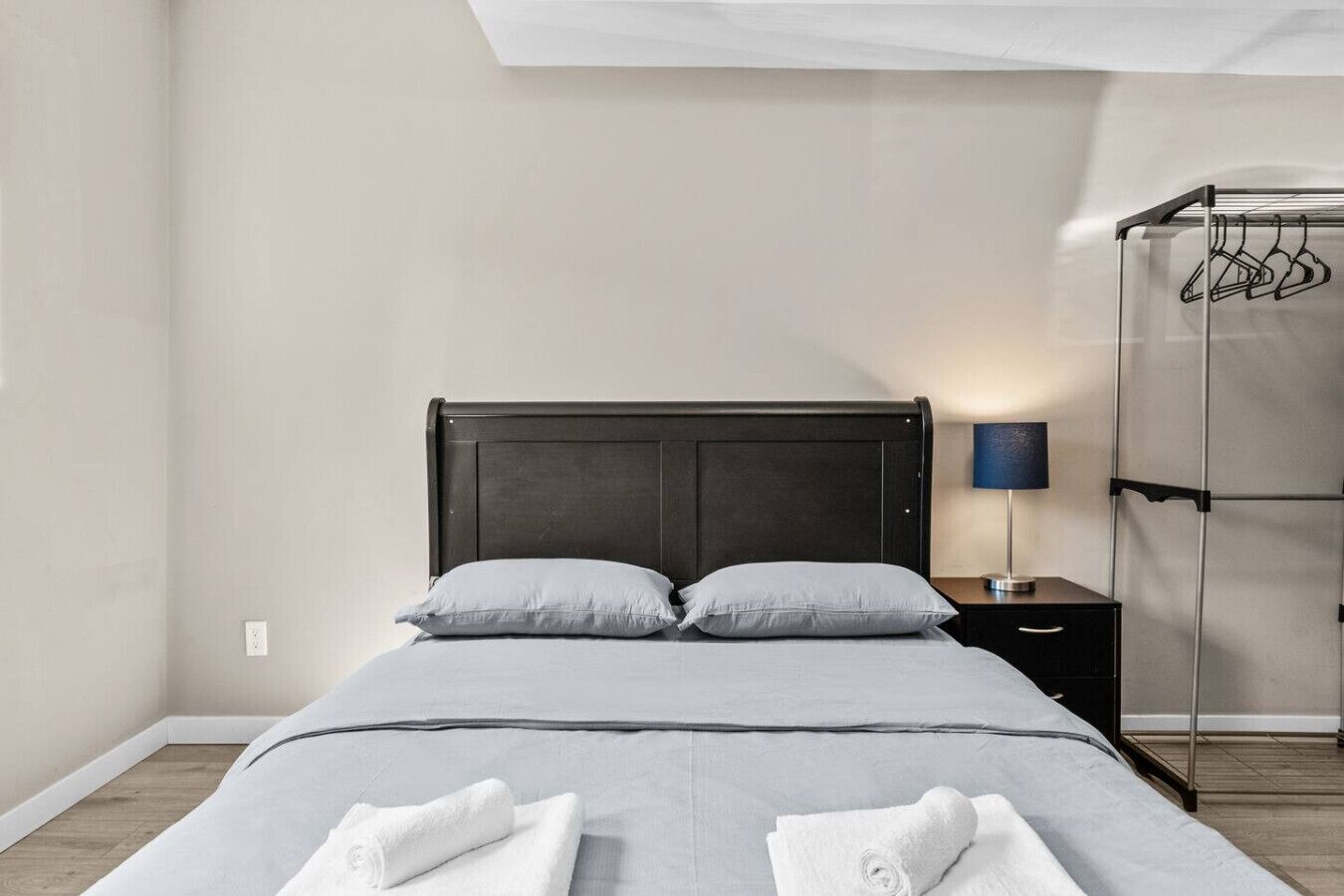 2 dormitorios, tabla de planchar con plancha, wifi gratis y ropa de cama