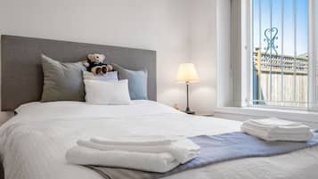 2 bedrooms, desk, iron/ironing board, WiFi