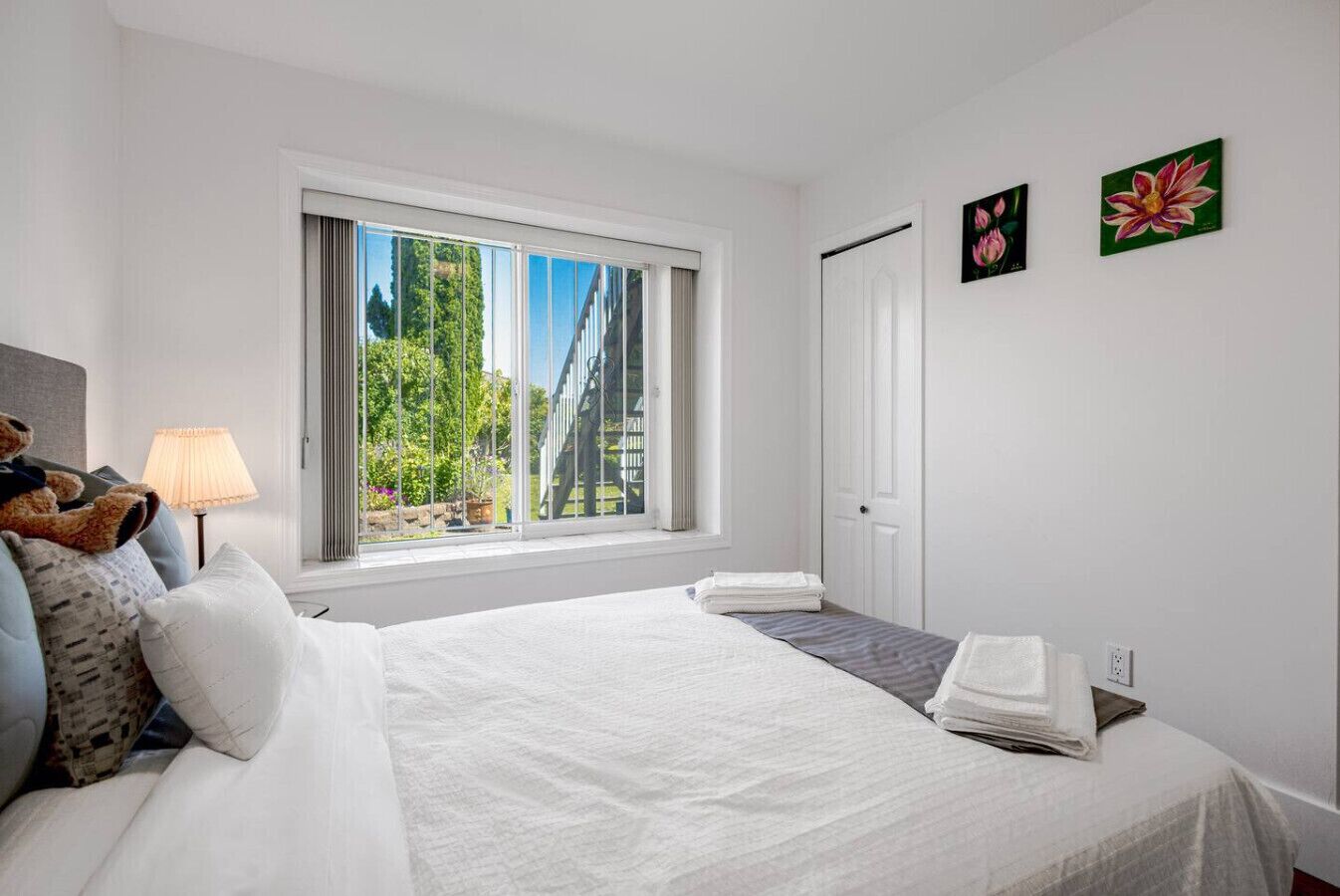 Desk, iron/ironing board, WiFi, bed sheets