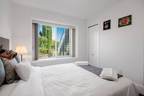 Desk, iron/ironing board, WiFi, bed sheets