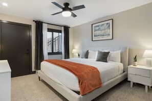 Escritorio, wifi y ropa de cama 