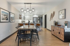 Dining - Luxe Lionshead Condo | Walk to Gondola + Après (Vail)