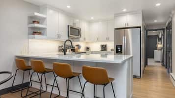 Coffee/tea maker, fridge, microwave, oven