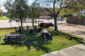 Outdoor dining - Houston Studio Near EaDo, Downtown, Med Center and Stadiums (Houston)