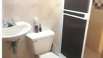 Doccia, asciugamani, sapone, carta igienica
