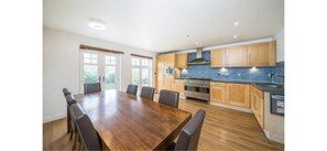 Fridge, microwave, oven, stovetop - Townhouse in Greater London (South Croydon)