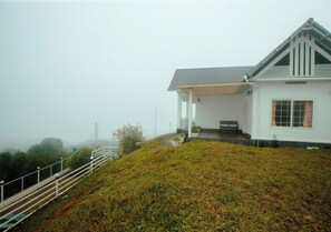 Property grounds - VOYE HOMES Whitestone Cottage Vagamon (Vagamon)