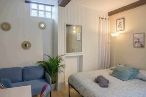 Room - Vrbo Property (Orléans)