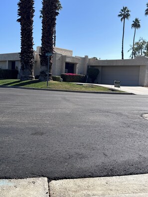 Exterior - Modernized 3-bedroom condo with AC in charming Palm Desert (Palm Desert)