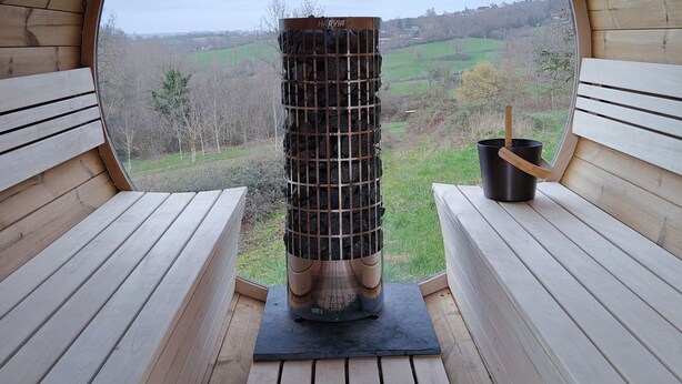 A circular wooden structure with a view of a green landscape. - Le Mas d'Ayen (Ayen)