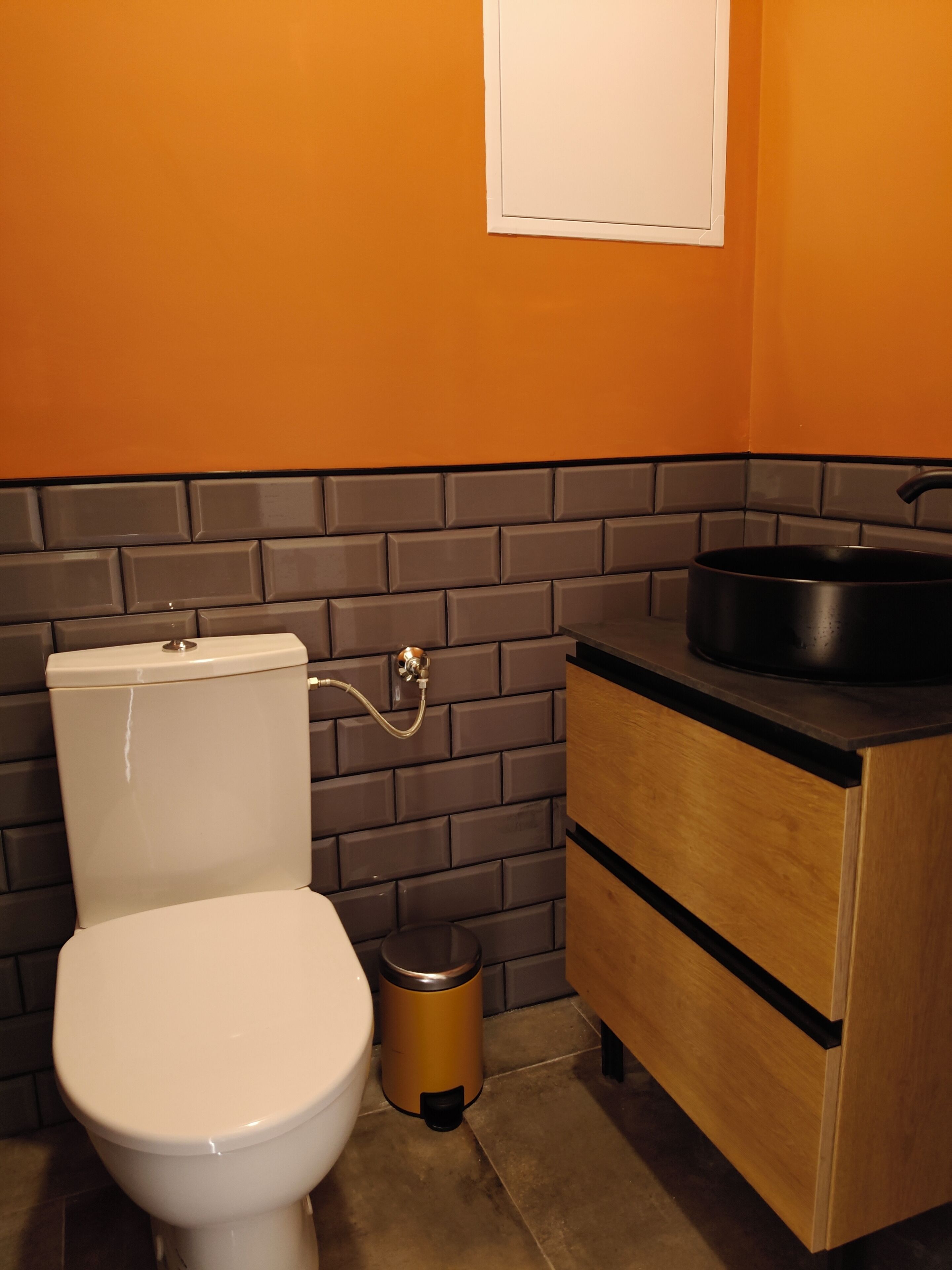 Ein Badezimmer mit Toilette, Waschbecken und Mülleimer.