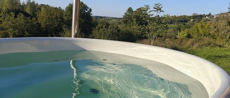 Outdoor spa tub