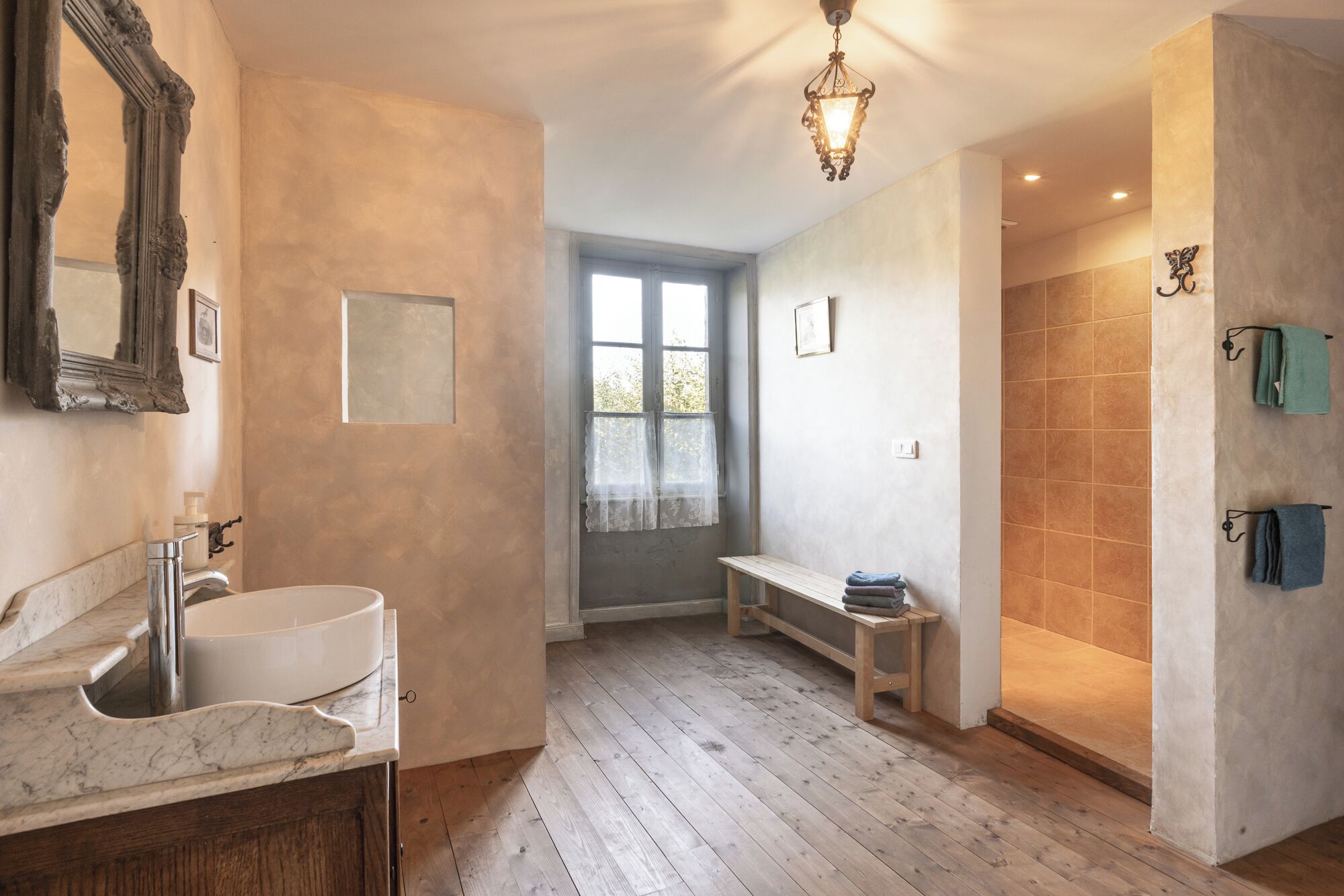 Ferienhaus, 2 Schlafzimmer, Küche, zum Innenhof hin | Badezimmer