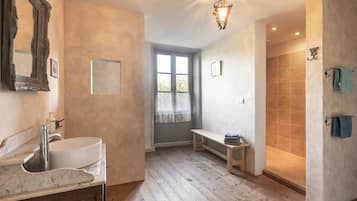 House, 2 Bedrooms, Kitchen, Courtyard Area | Bathroom