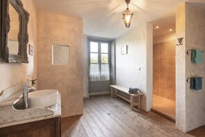 Ferienhaus, 2 Schlafzimmer, Küche, zum Innenhof hin | Badezimmer