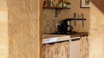 House, 2 Bedrooms, Kitchen, Courtyard Area | Private kitchen