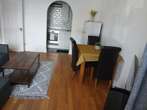 Comfort Apartment, Courtyard View | In-room dining - Latium Close (St Albans)