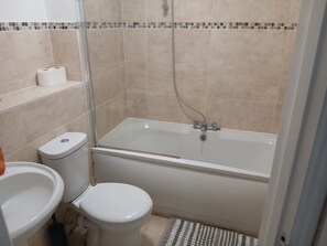 Comfort Apartment, Courtyard View | Bathroom - Latium Close  (St Albans)