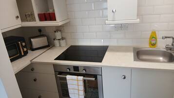 Comfort Apartment, Courtyard View | Private kitchen
